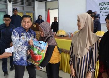 Wali Kota Tasming Hamid Serahkan Paket Ramadhan BAZNAS, Ajak Warga Perkuat Kebersamaan