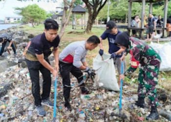 TNI di Parepare Turun Gunung, Kompak Bersama Warga Bersihkan Sampah di Pantai Mattirotasi
