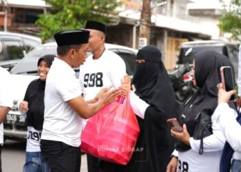 Sisi Humanis Bupati Sidrap, Berbagi Takjil Bersama Teman Sekolah