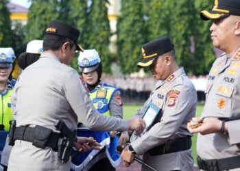Hadirkan Pelayanan Terbaik Operasi Ketupat 2026, Kapolda Sulsel Berikan Penghargaan Kapolres Sidrap