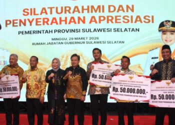 Terima Penghargaan di Rujab Gubernur Sulsel, Sidrap Raih PDRB Tertinggi dan Adipura 2025
