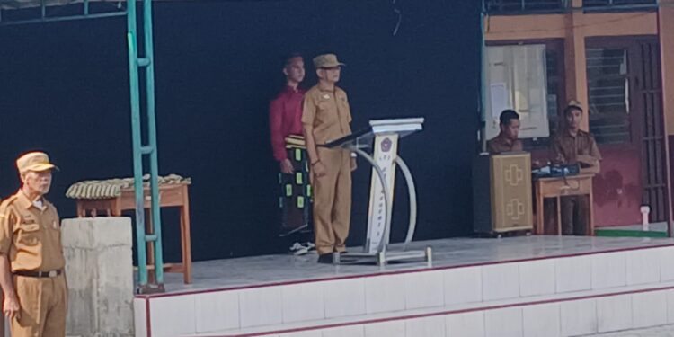 Kepsek SMP Negeri 1 Duampanua Apresiasi Pelaksana Upacara Bendera Terakhir Kelas IX