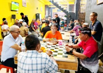 Domino Jadi Jembatan Rindu Alumni SMANSA 82. Gubernur Kaltara Turut Hadir, di Virendy Cafe