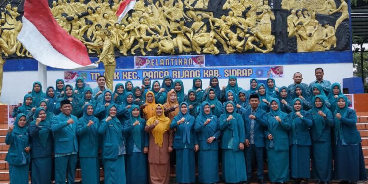 Hujan Tak Surutkan Semangat, Pelantikan Ketua TP PKK dan Bunda PAUD Panca Rijang Berlangsung Khidmat