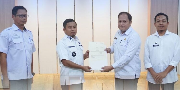 Penyerahan sertipikat aset Pemkot Parepare oleh BPN